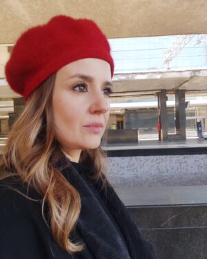 Elisa Di Eusanio Instagram - 25 novembre
Giornata contro la violenza di genere✋

Non potrò partecipare al corteo organizzato a Roma ma sto andando a presenziare in un' altra importante iniziativa a Marino in memoria di Annamaria Ascolese  e di tutte le vittime di femminicidio.

Se è vero che la violenza costituisce un parte dell' esistenza bisogna riconoscere che la volontà di dominio e possesso è una caratteristica esclusiva dell' uomo.

Abbiamo tutte e tutti il dovere di diventare attive e parte integrante del cambiamento non per un' utopica visione ma per attivare concretamente una coscienza collettiva in grado di renderci vive, sensibili e consapevoli.

È l'indifferenza a uccidere.
In ogni ambito.
Questo è il mio pensiero ❤️

Buona giornata di lotta a tuttə🔥

#instaeli