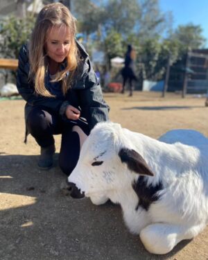 Elisa Di Eusanio Instagram - Non solo a Pasqua
Sempre
Non solo agnelli
Tutt* 🫂🐷🐮🐰🐥

Non mi va di celebrare la festa con la morte 
Mi va di celebrare la festa con la vita, l'energia, la musica, la danza, l'Amore 💗🌱

Buona Pasqua felice🌞

Foto scattata durante una splendida giornata al @rifugio_hope

#instaeli