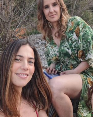 Elisa Di Eusanio Instagram - Tante donne su questo set❤️
E il nostro timoniere con cui è un piacere navigare 🎬
Un bel viaggio ✨✨✨

@giuliomanfredonia67
@fedecitarella @silvia__mazzieri 
#leondedelpassato 
@banijaystudios 
@fiction_mediaset 

#instaeli