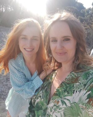 Elisa Di Eusanio Instagram - Tante donne su questo set❤️
E il nostro timoniere con cui è un piacere navigare 🎬
Un bel viaggio ✨✨✨

@giuliomanfredonia67
@fedecitarella @silvia__mazzieri 
#leondedelpassato 
@banijaystudios 
@fiction_mediaset 

#instaeli
