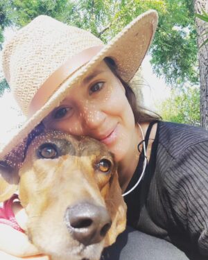 Elisa Di Eusanio Instagram - Spero che leggerai tutto il post🙏

Giugno è il mese che apre le porte all'estate ma in oriente segna l'inizio di una barbara tradizione ovvero "il festival di Yulin" 
In questo periodo milioni di cani e gatti vengono brutalmente torturati e uccisi per la loro carne nei famosi "mercati del sangue" luoghi di orrore in pieno centro cittadino dove gli animali vengono uccisi in condizioni igienico sanitarie pressoché inesistenti.

Il mondo occidentale si indigna di fronte ai mercati del sangue orientali, è inconcepibile pensare di torturare, macellare e mangiare animali considerati "da compagnia"

Vorrei aiutarvi a riflettere sul fatto che però gli animali sono tutti uguali e hanno la stessa capacità di sentire, provare dolore fisico, panico e terrore.

Quello che accade nei nostri mattatoi occidentali non si differenzia di molto dai mercati del sangue di Yulin se non per il fatto che gli animali vengono uccisi rispettando qualche norma igienico sanitaria in più dentro spesse mura di cemento lontano dai nostri sguardi.

Da sempre noi occidentali siamo stati abituati a considerare alcuni animali di serie A altri di serie B esattamente come abbiamo sempre creato classi e gerarchie tra gli esseri umani.

Ma dov'è la differenza?

Solo nella nostra percezione e nel sistema di pregiudizio e tradizione che compone la nostra cultura e le nostre abitudini.

"Se i mattatoi avessero le pareti di vetro nessuno mangerebbe più carne"
Lev Tolstoj

#instaeli