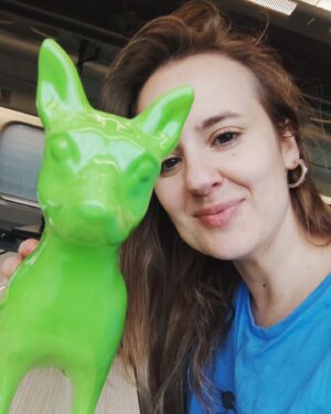 Elisa Di Eusanio Instagram - E me ne torno a casa con il premio "Altre Maternità" spin off del premio "Montale fuori di casa"
con la seguente motivazione:

"Elisa Di Eusanio nel suo spettacolo "1223 Ultima Fermata Mattatoio "
racconta con grande verità le pratiche dell' industria zootecnia intensiva, una verità vergognosa che il mercato e i media tentano di rimuovere....come riflette lei stessa "nessuna creatura dovrebbe essere obbligata alla sofferenza, nessuna creatura dovrebbe quindi nascere per soffrire".....le assegnamo questo premio perché ha sentito empaticamente e riflettuto razionalmente sulla sofferenza di chi è più debole con i mezzi a lei più congeniali e con "cura materna" se n'è fatta carico."

Il premio più prezioso mai ricevuto.
Grazie 🙏

#instaeli