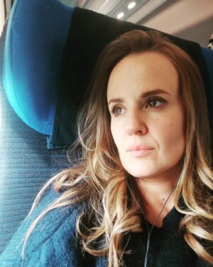 Elisa Di Eusanio Instagram - Chi si mostra sempre felice mente

La totale accettazione di sé è un' utopia 
Ci sarà sempre qualcosa che manca 
Qualcosa che brucia 

C'è un mondo lì fuori così difficile 
E chi sente troppo
 molto spesso è straziat/a 

Ho iniziato a stare meglio nel momento in cui ho trovato la via per stare comoda nel mio disagio 
Nell' oceano delle mie emozioni così potenti e imprevedibili
E nel corpo che mi contiene che non sempre mi piace 

Ma ho accettato tutto questo e ho imparato a conoscerlo
ad averne cura.
Questo mi fa stare oggi molto molto meglio e mi consente di godere a pieno di tutta la bellezza che c'è 
Perché c'è 
Anche se fanno di tutto per impedirci di vederla 

Quando sono triste non faccio nulla per nascondermi
Quando sono arrabbiata non faccio nulla per contenermi 
E quando sto bene i miei occhi brillano di mille scintille 

Vivere a pieno tutto il turbine che c'è ♥️

La foto è di qualche giorno fa 
Ma rende bene il senso di questa connessione 

E tu come ti senti oggi?

#instaeli
