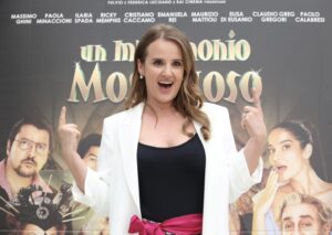 Elisa Di Eusanio Instagram - Come al solito sobria e contenuta 🤦🏻‍♀️
D'altra parte parliamo di....."mostri"

Conferenza stampa di
#unmatrimoniomostruoso ✨
Commedia diretta da @volfangodebiasi 
Prodotta da @iif_gram @01distribution 

Dal 21 giugno al cinema 🎬
@karascio_consulenzeartistiche 💕
Male up @camillaguadagnolimua
Hair stylist @christian_vigliotta