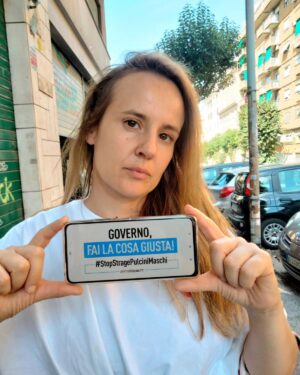 Elisa Di Eusanio Instagram - I pulcini maschi nell'industria zootecnica sono considerati scarti e appena nati vengono tritati vivi a milioni.
Questo è inaccettabile.
 Non possiamo più aspettare.
Stiamo parlando di esseri appena arrivati alla vita, cuccioli di animale 
non sono fogli di carta da gettare nel tritatutto.
Questi giorni sono cruciali per la loro sorte.

Aderisco alla campagna di @animalequalityitalia per chiedere al Governo di #farelacosagiusta 

Vi invito ad andare sulla pagina di @animalequalityitalia e di aderire anche voi alla campagna 
@francescolollobrigida @ministerosalute