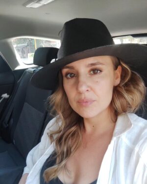 Elisa Di Eusanio Instagram - È ufficialmente riaperta l'era dei cappelli.
Adesso mai più senza per un po'👒

Grazie @mr__atelier per prenderti cura dei miei capelli e farmi sentire...in armonia 💕

#instaeli