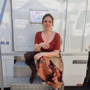 Elisa Di Eusanio Instagram - La mia "Catia"

sul set de "Le onde del passato"🎬
Con Anna Valle @giorgiomarchesiofficial @ferri.irene
Nuovo progetto @banijaystudios per @fiction_mediaset 
Regia @giuliomanfredonia67 

Mi sta piacendo molto stare qui
Gran bella squadra di lavoro 
Gran bella trasferta all'Elba 🌺🌅

#instaeli 
@karascio_consulenzeartistiche
