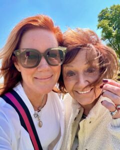 Actress Elisa Donovan HD Instagram Photos and Wallpapers April 2024