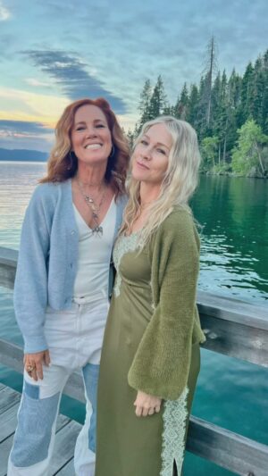 Elisa Donovan Instagram - WE ❤️ YOU, AMY SUGARMAN!! Happy Birthday (ish? Isn’t it in January? Anyhoooooo) to one of the best humans - your spirit, mind, heart and soul are ✨❤️ 🔥 💪 Sending you life-long 30 second hugs. 🥰 PS Extra special shout out to @jenniegarth and me for our excellence at matching our outfits to our environment ✅ 👏 #happybirthday