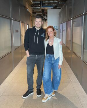 Elisa Donovan Instagram - All new Jeff Lewis Extended with @reddonovan and @justinmartindale on @radioandyinsta SiriusXM Channel 102 at 10 am PT, after Jeff Lewis Live!
