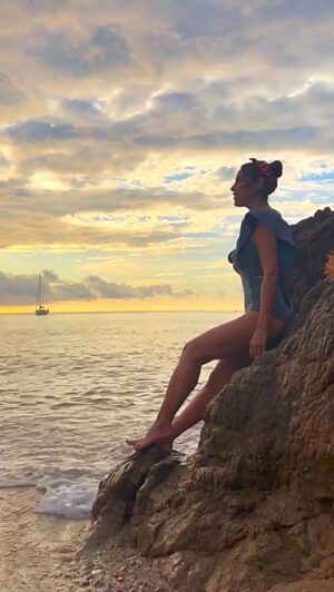 Elisa Tovati Instagram - 🎤☀️⛵️ “SUN” #ElisaFaitSonCinema #SingleDispo