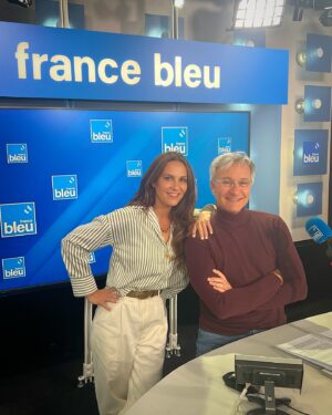 Elisa Tovati Instagram - Tendez l’oreille ce midi en écoutant @francebleu à 13h ! 🔵📻 Je serai dans l’émission Le Mag’ Loisirs présenté par @laurentpetitg pour vous parler de l’album mais aussi de mes prochaines dates au @festivaloffavignon 😊🎶🎭