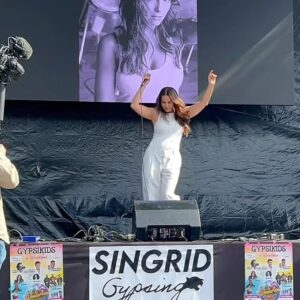 Elisa Tovati Instagram - 🎤☀️ Quand tu répètes pour le showcase au bénéfice d’ @innocenceendangerofficial au festival Gypsikids en plein air sous le soleil pour interpréter ta chanson « Sun » et que, tout d’un coup, les Schtroumpfs débarquent... On dirait que même les petites créatures bleues ne peuvent résister à mon « SUN » ! 😂💙 

#showCase  #SchtroumpfParty #SunAndFun #QuiADitQueJétaisSeul #ElisaFaitSonCinema