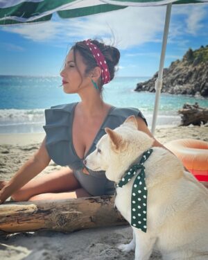 Elisa Tovati Instagram - Quand même Love, le chien le plus chic de Saint-Tropez, se joint à moi sur la plage pour le tournage de mon prochain clip, tu sais que quelque chose de spécial se trame ! 🐶💫 Avec Love, on regarde tous les deux dans la même direction, partageant les bonnes vibrations et l’enthousiasme. Restez connectés pour ne rien manquer - ce clip promet de vous mettre de bonne humeur! 🎶🎥 (un grand merci à toute ma super équipe!) #SaintTropezStyle #LoveLeShiba #NouveauClipEnRoute #Sun
Photo: @la.fanch