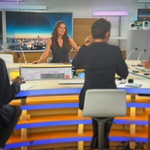 Elisa Tovati Instagram - Quelle semaine ! 🎢 C’était à la fois excitant et redouté avec le lancement de mon single « Sun », les premières répétitions pour les concerts, les promos... Le tout mélangé à ma vie perso et mon rôle de maman avec des enfants malades et plein d’imprévus. Un vrai rollercoaster émotionnel, mais je suis hyper heureuse de tout ce qui a été accompli ! J’ai hâte de vous présenter le concert à partir de juillet au festival d’Avignon puis après dans toute la France . J’espère que vous avez pris le temps d’écouter le nouveau single et de regarder le clip. J’apprécie toujours autant de vous lire, alors n’hésitez pas à m’envoyer des petits messages, pas trop longs, avec de l’humour, comme d’habitude. 💬✨🫢😘♥️

L’avenir s’annonce prometteur et rempli de surprises. Ensemble, continuons à avancer et à partager ces moments. Merci pour votre soutien sans faille ! 🌟
 (clip Sun disponible dans ma bio Instagram)