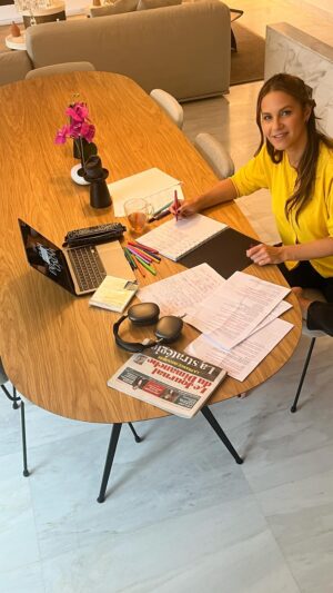 Elisa Tovati Instagram - Dimanche matin à la maison : avec mon pull jaune et mes feutres multicolores, je mets de la couleur dans la préparation du concert du festival d’Avignon. Quand le boulot devient aussi coloré qu’un arc-en-ciel ! #Sun #ElisaFaitSonCinéma #FestivalDavignon ☀️💋