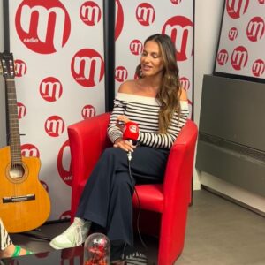 Elisa Tovati Instagram - Quelle semaine ! 🎢 C’était à la fois excitant et redouté avec le lancement de mon single « Sun », les premières répétitions pour les concerts, les promos... Le tout mélangé à ma vie perso et mon rôle de maman avec des enfants malades et plein d’imprévus. Un vrai rollercoaster émotionnel, mais je suis hyper heureuse de tout ce qui a été accompli ! J’ai hâte de vous présenter le concert à partir de juillet au festival d’Avignon puis après dans toute la France . J’espère que vous avez pris le temps d’écouter le nouveau single et de regarder le clip. J’apprécie toujours autant de vous lire, alors n’hésitez pas à m’envoyer des petits messages, pas trop longs, avec de l’humour, comme d’habitude. 💬✨🫢😘♥️

L’avenir s’annonce prometteur et rempli de surprises. Ensemble, continuons à avancer et à partager ces moments. Merci pour votre soutien sans faille ! 🌟
 (clip Sun disponible dans ma bio Instagram)
