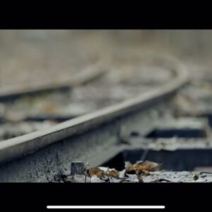 Elisa Tovati Instagram - 🌟 Il y a 10 ans, je sortais “Cabine 23”, un album cher à mon cœur. Cet album, au destin contrarié, raconte l’histoire d’une jeune femme quittant Paris en Orient-Express, à la quête de ses origines. 🚂✨ Son voyage la mène à travers l’Europe, jusqu’aux rives du lac Baïkal. Créer cet album avec une équipe formidable nous a profondément soudés, mêlant musique et images avec passion. Je vous invite à découvrir cette aventure musicale qui reste intemporelle. 🎶🌹 #Cabine23 #AnniversaireAlbum #VoyageMusical #RomanceEnMusique #Découverte