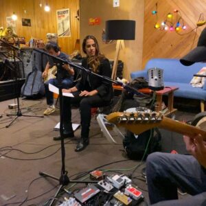 Elisa Tovati Instagram - « ELISA FAIT SON CINÉMA », voilà le nom de mon prochain album qui sortira le 26 mai 🎬 

C’est un album totalement organique, enregistré avec de vrais instruments 🎹🎻
Il se compose de 17 reprises de chansons de cinéma, qui me parlent, qui me touchent, qui m’ont donné envie d’aimer le cinéma, et à la fois d’aimer la musique aussi… ❤️
Ce sont un peu mes chansons fétiches, les chansons que je garde en permanence dans mes bagages, qui sont de vraies mémoires sensorielles pour moi. Celles qui m’ont donné envie d’aimer, qui m’ont émue, qui mon donné envie d’être une interprète aussi… 🎶

Je suis si heureuse de vous dévoiler enfin la pochette, influencée par le noir et blanc de Peter Lindbergh, mon photographe préféré ! 🤩
Si vous aimez la pochette, likez le post, commentez et partagez ! 🔥

Un grand merci à Nicole Garcia pour ces quelques mots qui seront la préface musicale de l’album… ❤️ 

Je vous en dis plus très prochainement… ⏳
E. 💋

⭐️ Album réalisé par @regisceccarelli 
✨ Direction artistique : @bertrandlamblot

📸 @sandrafourqui
✍️ @vanessa.artdirector
💿 @joandcolabel 
📍@labomaticstudios
 🎶 @dbflabomatic @benelabo
🎹🥁 @laurentvernerey @cybarbox @francoispoggio Thomas Cœuriot
📰 @eloisedelhoume

#ElisaFaitSonCinema #NouvelAlbum