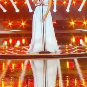 Elisa Tovati Instagram - Du Maroc en plein jour à la scène le soir, voici le grand écart artistique ! 🌞✨ Entre les répétitions au bord de la piscine et le show sous les projecteurs, c’était un vrai voyage🌴 Qui aurait cru que ma robe de soirée serait plus facile à gérer que l’eau de la piscine ? 🤣
Pour voir le replay, cliquez sur le lien dans ma story 📲

#Maroc #Alabina #Répétitions #Enregistrement #AvantAprès #ShowTime