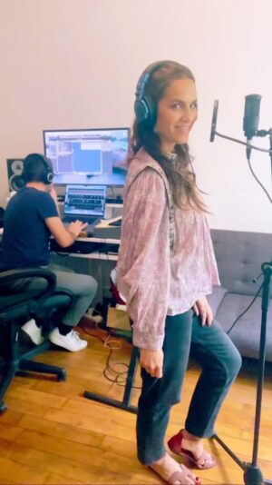 Elisa Tovati Instagram - En studio, en pleine préparation pour Avignon, c’est un vrai remède contre les tourments du monde extérieur. Entre deux prises, je trouve un peu de paix loin de la morosité ambiante. On s’accroche, on rit, et on avance ! 
Ça va vous??? 🙃 😬 
-#Studio
- #Enregistrement
- #Préparation
- #Musique
- #Avignon2024
- #ProjetEnCours
- #VibesPositives
- #PaixIntérieure
- #LoinDesTourments