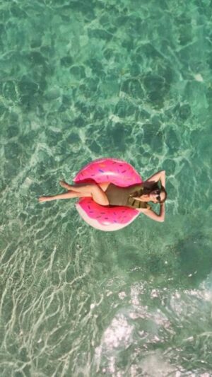 Elisa Tovati Instagram - 🚀🌟 EXCLUSIF ! Découvrez en avant-première un extrait de 15 secondes de mon nouveau clip « SUN », tourné sur la plage iconique de Saint-Tropez ! Ne ratez pas la sortie officielle ce vendredi ! 🔥✨

Cliquez, écoutez, et laissez-vous emporter... 🌴🎶

PS : à votre avis, qui va débarquer sur la plage?? Tom Cruise, un iguane, ma mère, des surfeurs très sexy 🏄🏽 ?? 😁

#Première #NouveauClip #Sun #SaintTropez #Musique #SortieVendredi #MustSee #LaLaLand #SeaSexSun #SousLeSoleilExactement #Summer #Beach #ElisaFaitSonCinéma