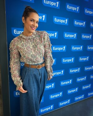 Elisa Tovati Instagram - J’ai fait un petit tour chez @europe1 pour la promo de mon nouveau single « Sun » et mes concerts au festival off d’Avignon au mois de juillet ☀️🎙️
Histoire de ramener un peu le soleil… 😂

#NouveauSingle #Sun #GoodVibes #Musique #Elisafaitsoncinema