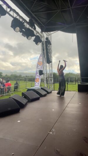 Elisa Tovati Instagram - Chanter sous la pluie avec vous tous armés de parapluies, c’était magique ! 🌧️🎤 On aurait dit l’hiver en plein été, mais votre énergie a réchauffé l’atmosphère. Un immense merci à @k6fmradio et à tout le public incroyable ! Vous êtes les vrais rayons de soleil ! ☀️💧 #ConcertSousLaPluie #MerciDijon  #ÉtéPluvieux #PublicEnOr #ElisaFaitSonCinéma #sun #FêteDeLaMusique