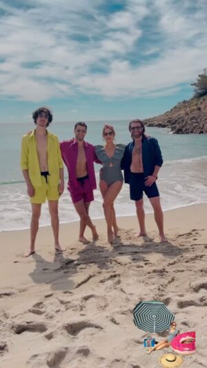 Elisa Tovati Instagram - 🎥🍿 Hey les amis ! Petit aperçu des coulisses de mon clip « Sun » où j’essaie de montrer une chorégraphie sur des paddles aux garçons... Je fais de mon mieux, mais on dirait plutôt un pingouin sur une planche de surf ! 🤣🌊 #ElisaFaitSonCinema ( lien clip dans bio insta) #ClipSunDisponible ☀️ @joandcolabel  @vilebrequin