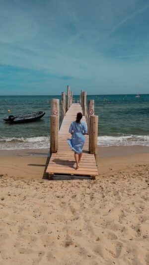 Elisa Tovati Instagram - Sur ce ponton, pas à pas vers l’horizon infini du bleu océan. Un instant de rêverie, enveloppé par les notes douces de ‘Tout est Bleu’, une chanson chère de mon ancien album. Je me fonds dans l’immensité du bleu, où le ciel et la mer se confondent dans une danse intemporelle de poésie et de délicatesse.  #MarcheVersLInfini #ToutEstBleu #DimanchePoétique #NouveauSingleÀVenirSoon #EnAttendant 💙 📹 @la.fanch