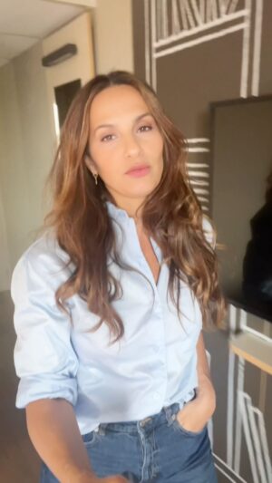 Elisa Tovati Instagram - Salut tout le monde ! 🌟 Actuellement dans ma chambre d’hôtel à Dijon, juste en face de la gare. Entre deux répétitions pour le concert de ce soir avec K6FM, je regarde passer les jolis trains, aujourd’hui, ce n’est pas le train-train... et je me demande si l’un d’eux va m’emmener sur l’Orient-Express en tout cas, ce qui est sûr, c’est qu’on se retrouve sur scène, ce soir, ! 🚂😉 à 20h, j’espère que vous serez nombreux pour pour le  concert écrin talant ! 🎶  Alors À ce soir ! #Dijon #Concert @K6FM #ElisaFaitSonCinéma #Sun  #PassionTrains  #Chanteuse #Comédienne #Live