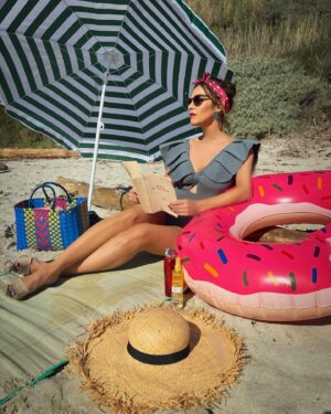 Elisa Tovati Instagram - ✨JEU CONCOURS TERMINÉ ✨. 

Élisa Tovati et MAIÔ Paris s’associent pour vous offrir une expérience inoubliable ! Du 7 au 14 juin, participez à notre concours exclusif et tentez de remporter un superbe maillot de bain ! 🎁 

Aujourd’hui, c’est le moment de briller avec le modèle iconique Montaigne 1P Bleu Gris, porté par Elisa Tovati dans le clip ensoleillé de son dernier single « Sun » ! Ce maillot de bain est la pièce maîtresse de votre style cet été. Ne manquez pas cette chance de vous approprier une pièce de collection tout en vous démarquant avec élégance.

 Comment participer ? ✨ Suivez @maioparis et @elisatovati ✨ Aimez cette publication ✨ Identifiez 2 de vos ami(e)s en commentaire  En prime : Partagez ce post en story pour augmenter vos chances de gagner ! 

Tirage au sort le 14 juin. 💌 Le/la gagnant(e) sera contacté(e) en MP uniquement et mentionné(e) dans ce post le lundi 14 juin à 12h00.  Ne manquez pas cette opportunité unique de briller cet été avec MAIÔ Paris et Elisa Tovati ! 🌟 #ConcoursMAIOxElisaTovati  #maiôparis  #ElisaTovati #ElisaFaitSonCinema #Sun  #Montaigne1P #giveaway