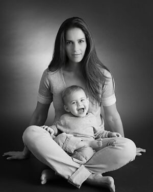 Elisa Tovati Instagram - Aujourd’hui, c’est la Fête des Mères en France, et je voulais rendre hommage à toutes les mamans. Vous êtes des héroïnes du quotidien, et votre amour et votre dévouement sont inestimables. 

Je suis particulièrement heureuse de célébrer cette journée, car être la maman de mes deux merveilleux garçons depuis 15 et 12 ans est la plus grande joie de ma vie. Chapeau bas à toutes les mamans pour tout ce que vous faites. Bonne fête des mères et surtout à ma maman Lili ! ♥️ (photo de mon fils Joseph et moi il y a quelques années..)