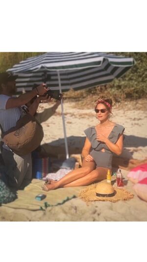 Elisa Tovati Instagram - Sous cette vidéo, un petit flashback amusant ! En janvier, mon réal de clips, Fabrice Begotti, bravait le froid et le vent sur une plage normande à 6°, se plaignant à qui mieux mieux!!!. 
Et la semaine dernière, sur la plage ensoleillée de Saint-Tropez, pour notre nouveau clip, il dansait sous la chaleur ! J’ai eu pitié de lui  pour une fois 🤣Alors, merci qui?. Un énorme merci à Fabrice pour  toujours suivre mes idées les plus folles ! 💃🏻🙌☀️ #CompagnonDeDélires #FabriceBegotti #TournagesHéroïquesOuPresque 🎬🎥🎞️🎶🫶🏻🤣 Ps: Très beau déhanché!!!! Restez connecté. Le Clip arrive très bientôt…. @fabrice_begotti_perso