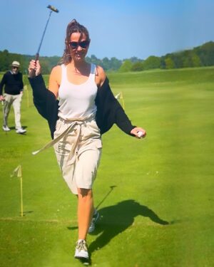 Elisa Tovati Instagram - ⛳️Quand tu réalises que ton talent pour le golf est aussi fiable que la météo britannique, mais que tu es totalement open pour un week-end chill avant le lancement de mon nouveau single et clip ! 😄🎤 #NouveauSingleEnApproche  #RoadToOlympics 🏌🏻‍♀️⛳️☀️ #WeekEndAuVert #GolfingFun
