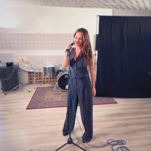 Elisa Tovati Instagram - Il y a 1 an mon album ELISA FAIT SON CINÉMA sortait 🎂🎬 
Un hommage que j’avais envie de rendre à toutes mes chansons cultes du cinéma 🎞️
Aujourd’hui j’ai eu envie d’aller encore plus loin en créant mon propre spectacle dans lequel j’interpréterai toutes ces grandes chansons du cinéma au festival d’Avignon off en juillet et le 4 novembre 2024 à Paris 🎶 Je vous dévoilerai le lieu dans un prochain post, surprise ! 🤫
Pour prendre vos places pour le festival off d’Avignon, cliquez sur le lien dans ma bio 📲🎟️

#ElisaFaitSonCinéma