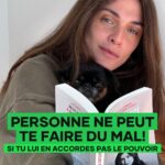 Elisa Sednaoui Instagram - Un extrait du « Petit Traité D’Auto-Défense Émotionnelle », un livre conçu pour soutenir les jeunes à partir de 11 ans, ainsi que leurs parents et éducateurs, à affronter les défis émotionnels quotidiens. Il se concentre notamment sur leur relation avec eux-mêmes et avec les autres. Un livre qui aide à renforcer l’estime de soi. et offrant des stratégies pour gérer les situations allant des moqueries à l’harcèlement. Achetez-le pour vous-même, vos enfants, ou toute personne qui en tirerait profit. @paolo.borzacchiello @editionsplon @alinagurdiel