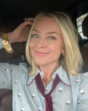 Elisabeth Röhm Instagram - It might be ☔️ in LA but I’ve got 🌞 in my hair thanks to @roilsalon @amandageorgeroil ✂️ 💇‍♀️