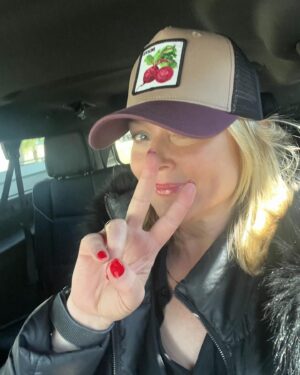 Elisabeth Röhm Instagram - Off to direct my labor of love in Canada! More on that soon…#movies #tvmovies ❤️