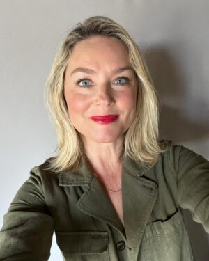 Elisabeth Röhm Instagram - Back at it. Self tape Wednesday. #actorslife🎬