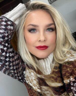 Elisabeth Röhm Instagram - Making movies for women, by women. 
✨
Great press day @aetv @lifetimetvpr @lifetimetv thanks @paulanthonylove for the glam 💄 #movies #tvmovies #elisabethrohm