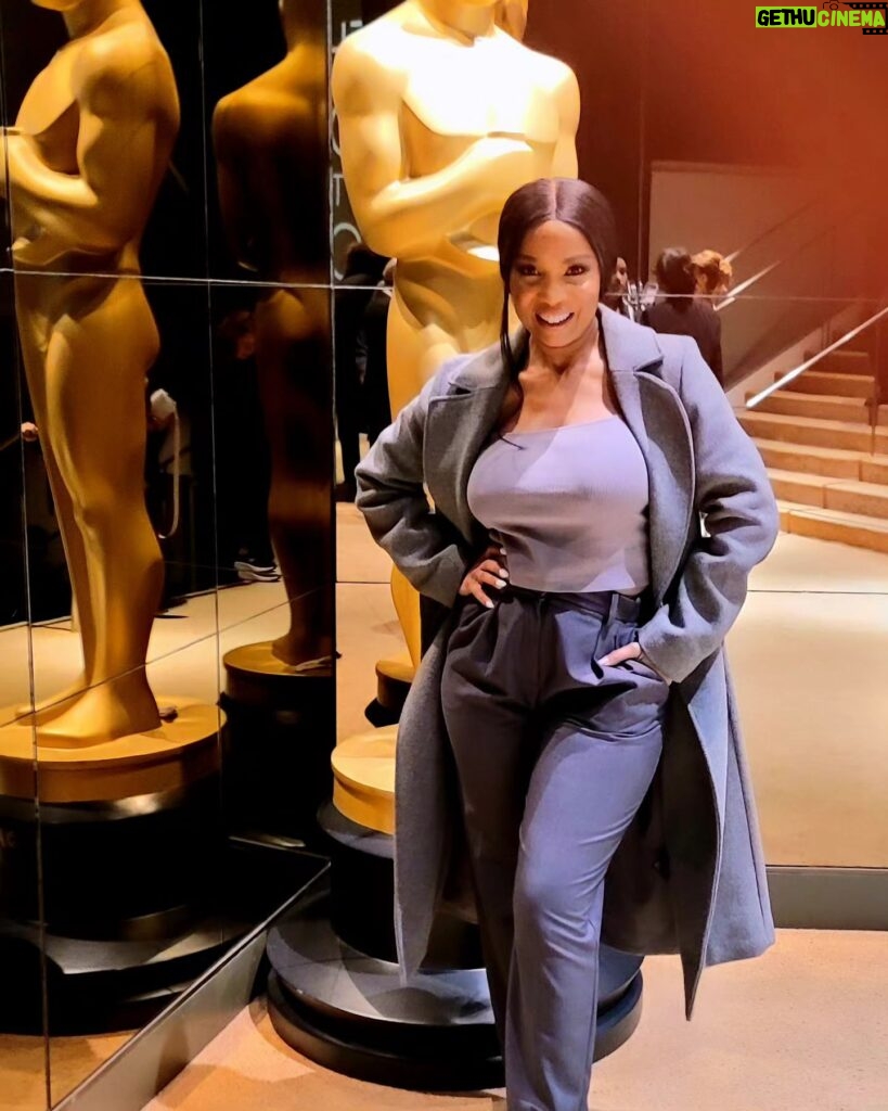 Elise Neal Instagram - Enjoyed a night out at Samual Golden Theater ( home of the #oscars ) right before awards season with @dollphacemusic for the screening of #theboysintheboat produced & directed by George Clooney The film was really enjoyable ! And as I work to create more myself , I appreciate viewing these even more🎬 #goodtimes #networking #filmlife #swipe ! #fbf