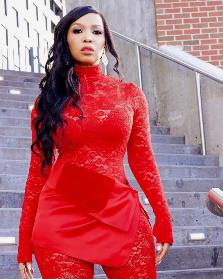 Elise Neal Instagram - Standing On Business All Year Round Baby ! 💯😘 📸 :@did_iaskew @ellaelisque ❤️ Makeup: @facesbyejae