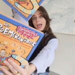 Elise Schaap Instagram - 🎉 de winnaars hebben bericht 🎉 Om helemaal in de sinterklaasstemming te komen, mag ik 10 x 2 exemplaren weggeven van het nieuwe Superkrachten voor je hoofd: BOEMERANGBOEK! Mega trots op @wouter_mindgym die dit waardevolle omstebeurtboek heeft bedacht en geschreven ♥️ Laat een comment achter en tag iemand die je dit boek ook gunt. Dan maken jullie samen kans om te winnen! Het Boemerangboek is het allereerste omstebeurtboek waarmee je samen met je kind de skills ontdekt waar je gelukkig van wordt. Om en om doen jullie een challenge. Je kind leert belangrijke mentale vaardigheden en wint ‘prijzen’ als later naar bed gaan of kamperen in de woonkamer. En jij krijgt een inkijkje in het hoofd van je kind, jullie versterken jullie band en je hebt als het klaar is een uniek bewaarboek. Het is geschikt voor kinderen tussen de 8 & 12 jaar, en voor alle volwassenen natuurlijk ;) En ook niet onbelangrijk: de challenges zijn heel leuk om te doen. Succes!! PS De winnaars krijgen voor het einde van de week bericht van @mavenpub