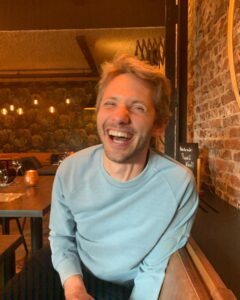 Elise Schaap Instagram - Zo om en nabij vandaag 17 jaar verkering met dit fijne grijze wezen. Liefste Wout, naast het feit dat je mij regelmatig onvrijwillig deelgenoot maakt van je zoektocht naar sleutelbossen, squash sokken en doppen op sportflessen maakt mijn hart nog steeds een sprongetje wanneer ik je hoor thuiskomen ❤️