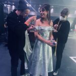 Elise Schaap Instagram - Kersttip voor vanavond: Wende’s Kerstkaleidoscoop om 21.45 @npo_2 Een tv show met waanzinnige optredens van kneitergoeie artiesten. Ik mocht Annie Schmidt zingen, strak van de zenuwen in een glitterjurk met het immer fantastische @amsterdam_sinfonietta olv Bert vd Brink. Hier werd ik 5 minuten voor aanvang nog even vastgestikt door @davidlaport himself. Lieve @wendesnijders, ik vind jou een fenomeen en buitenaards goed. Dank dat ik hierbij mocht zijn… 🤍