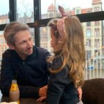 Elise Schaap Instagram - Zo om en nabij vandaag 17 jaar verkering met dit fijne grijze wezen. Liefste Wout, naast het feit dat je mij regelmatig onvrijwillig deelgenoot maakt van je zoektocht naar sleutelbossen, squash sokken en doppen op sportflessen maakt mijn hart nog steeds een sprongetje wanneer ik je hoor thuiskomen ❤️