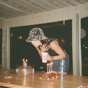 Elisha Applebaum Instagram - For my last couple of birthdays I have organised a mini festival for my wonderful friends and family. This year involved foraging, slip and slides, dancing, games, silent disco in the woods and sooo much food ! 
Here’s a snippet of this years APPLEFEST 2023 - The G.O.A.T era 🐐