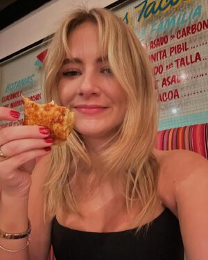 Eliza Bennett Instagram - the magic in the muck 🪄