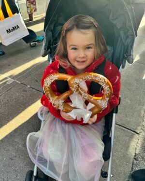 Elizabeth Hendrickson Instagram - Reminder: don’t cancel your trip to NYC. Ever. 
Going home and building memories with my favorite side kick was exactly what I needed to end this bizarre year. Can’t wait for 2024!